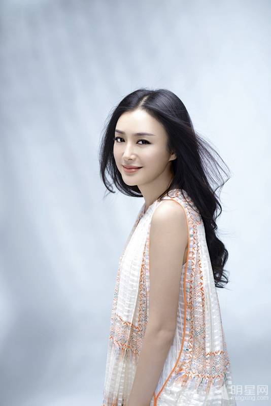 天生丽质的女明星秦岚时尚写真