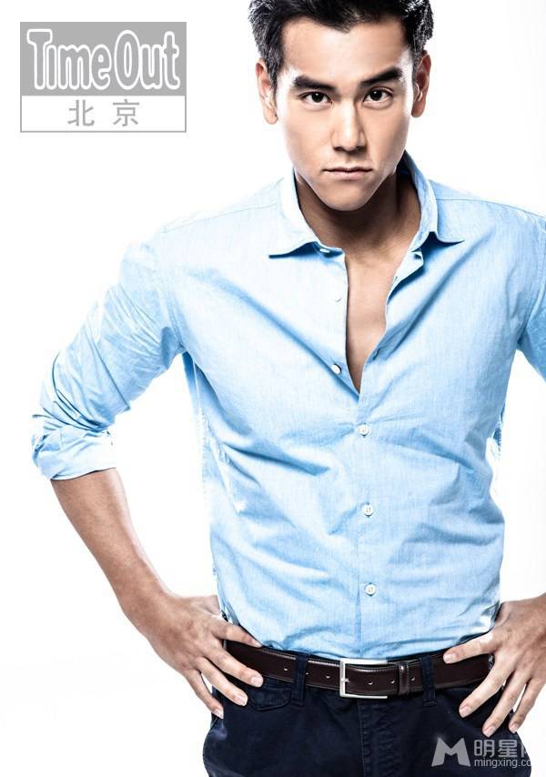 台湾男演员彭于晏百变造型展暖男形象