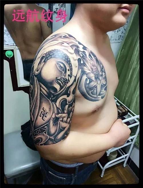 男生个性半甲弥勒佛纹身图案欣赏