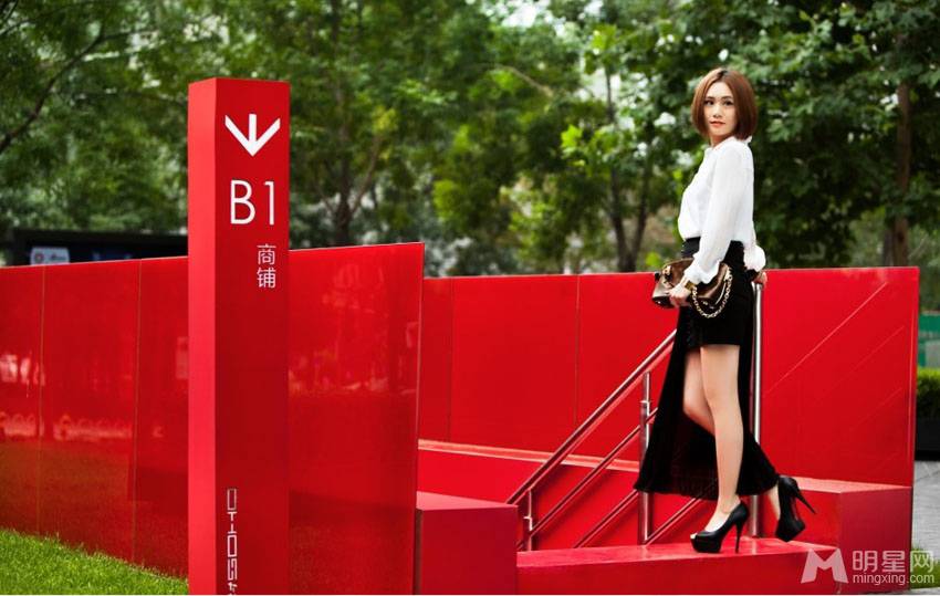 内地女演员刘芸时尚街拍