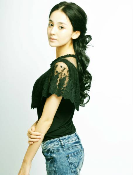 女明星古力娜扎彰显简约优雅OL风