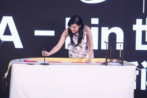A-Lin到京宣传个唱秀书法 感恩因《歌手》涨人气