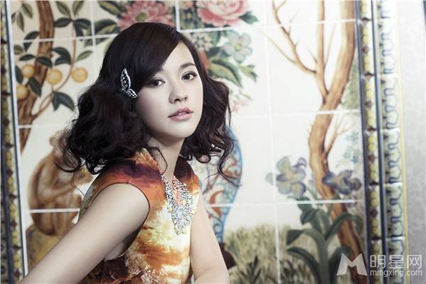 中国台湾女演员陈意涵复古优雅造型写真