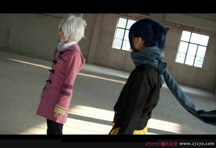 未来都市高帅富妹子送上亲吻COS