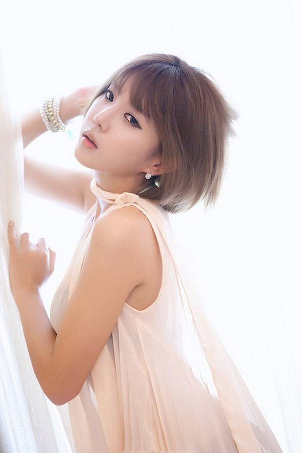 短发少女诱惑薄纱性感私房照