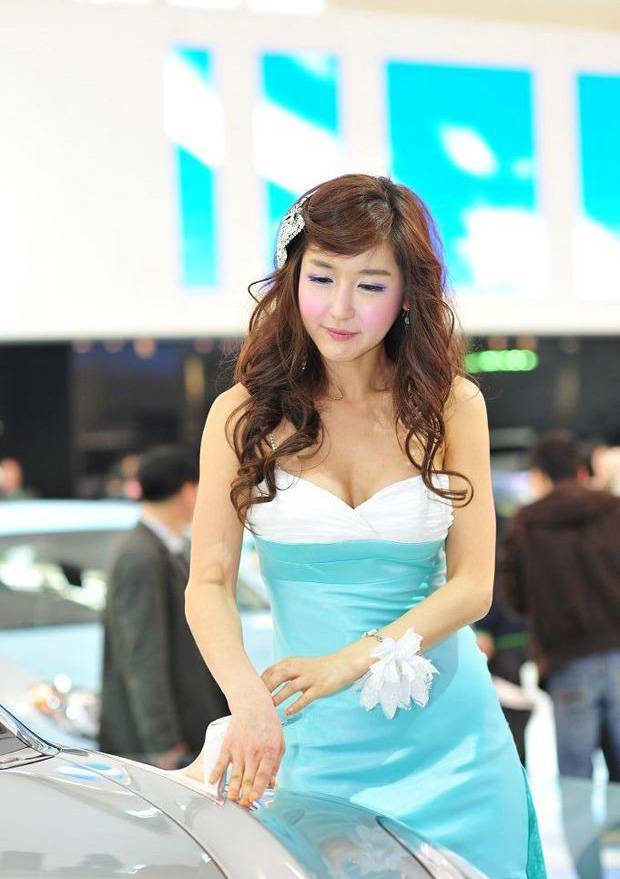 车模的可爱俏皮表情秀高清组图