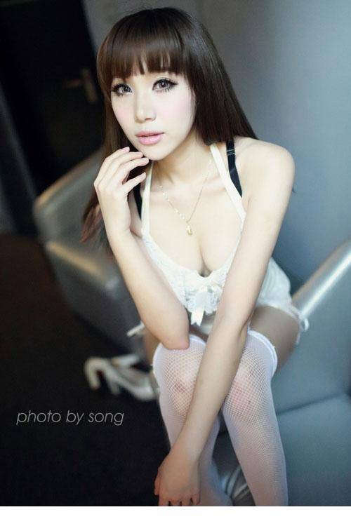 美女白色吊带激情撩人床照