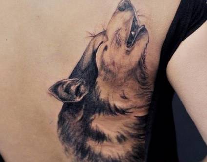 后背栩栩如生的狼头纹身图案