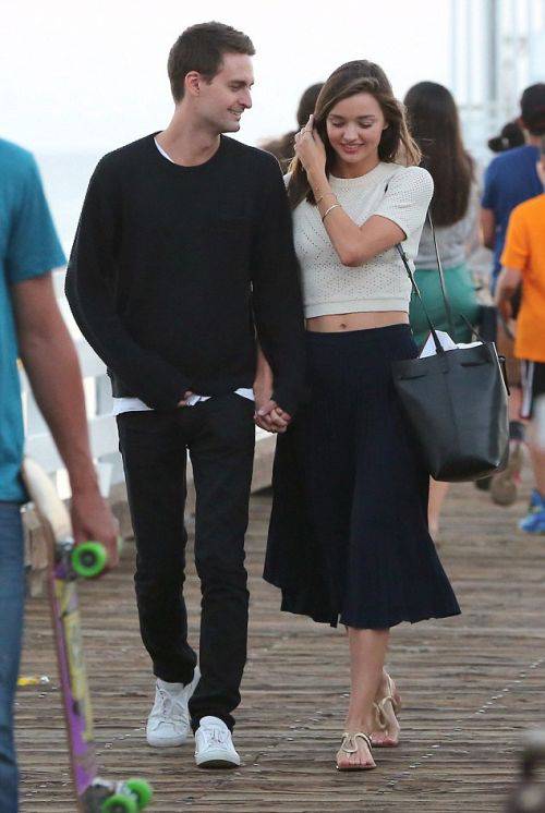 米兰达·可儿与亿万富豪男友牵手漫步海滩(2)
