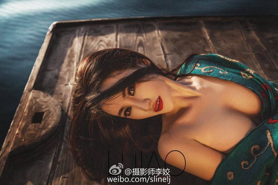 90后性感女神麻艘小妮子时尚写真大片