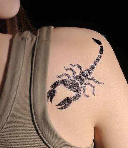 蝎子肩部图腾纹身图片时尚精巧