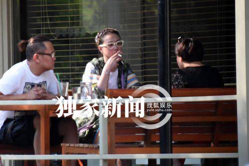 周海媚素颜与友人喝咖啡 烟不离手吞云吐雾(4)