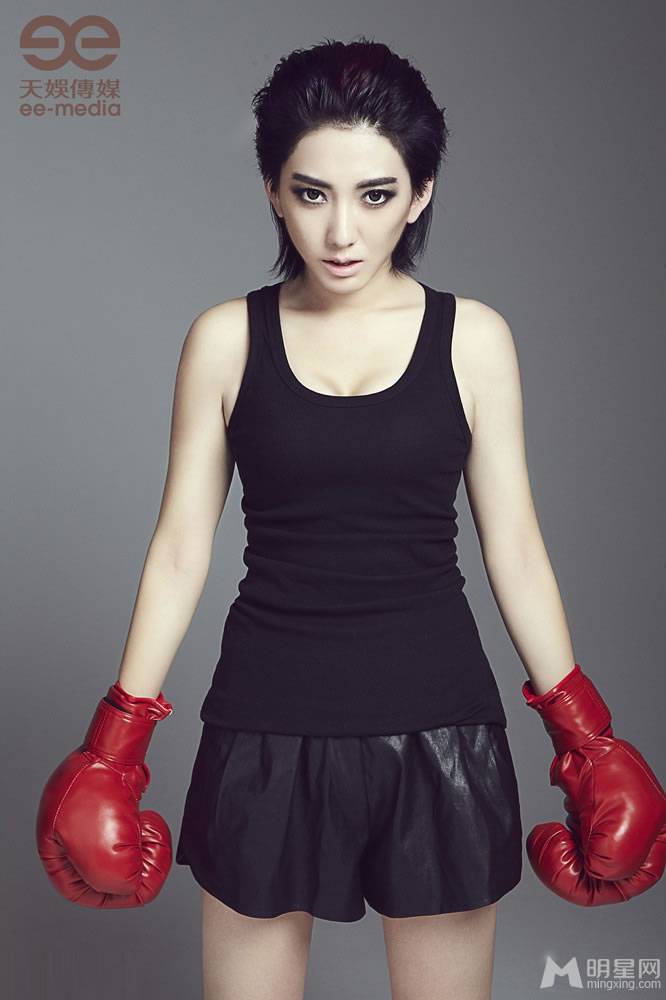 中国短发女星刘忻变身性感拳击手