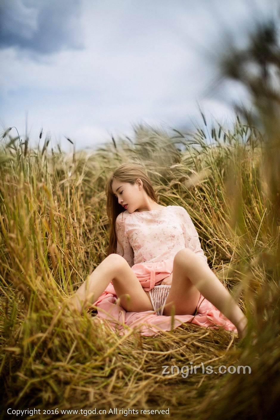 前凸后翘的妹子土肥圆矮超火辣性感来袭