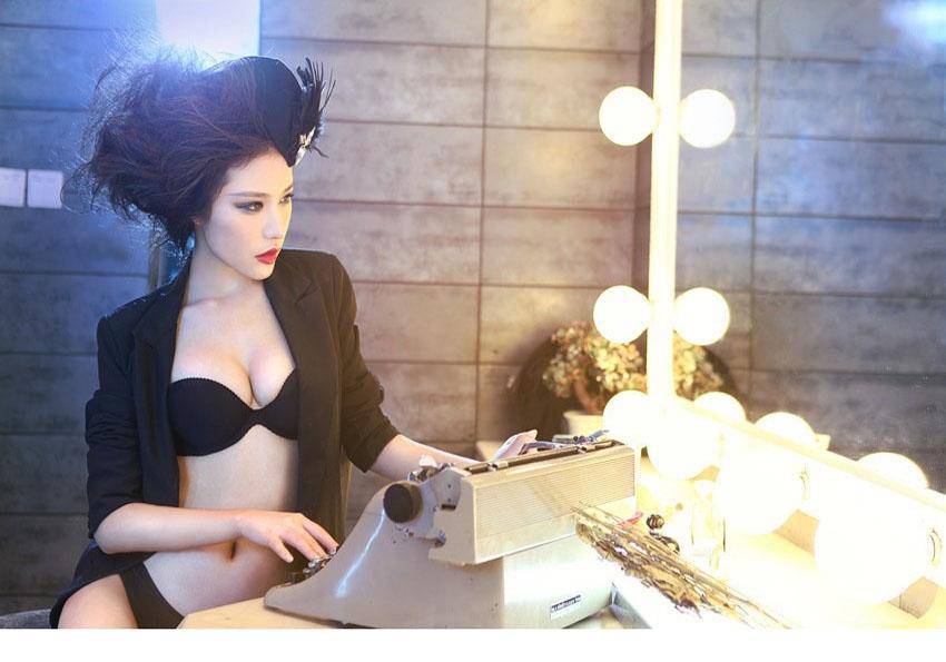 极品性感丰满美女晨妮诱惑照