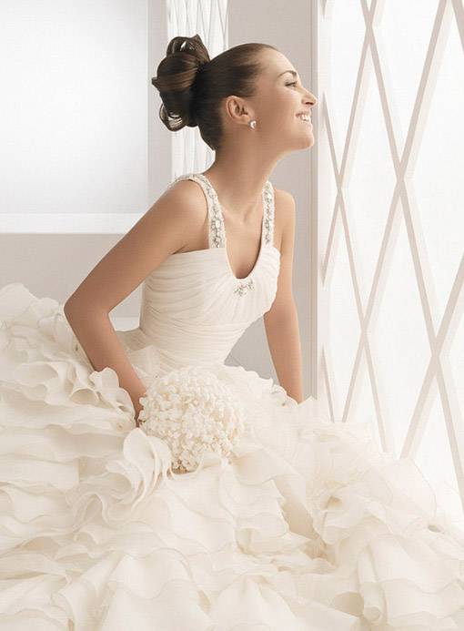 幸福满满的新娘淡雅简约婚纱美图