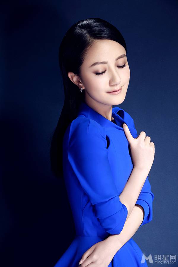 嘴上有痣的女演员李倩蓝裙优雅写真