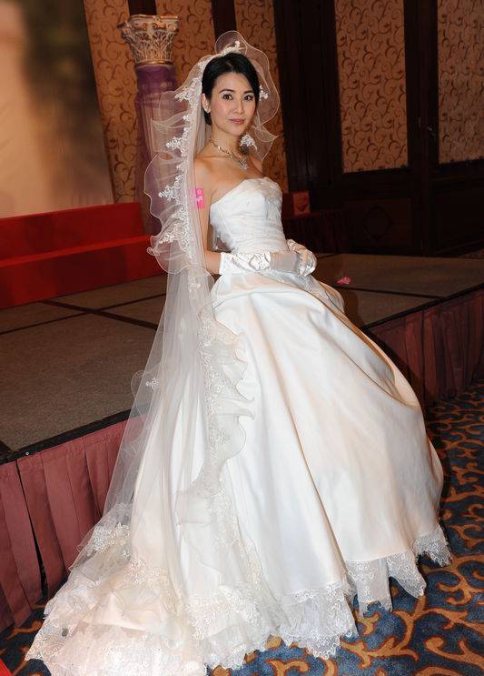 蒙嘉慧拍摄美丽高贵婚纱写真