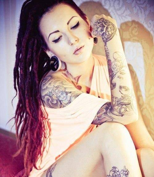 国外美女手臂个性花臂纹身图片