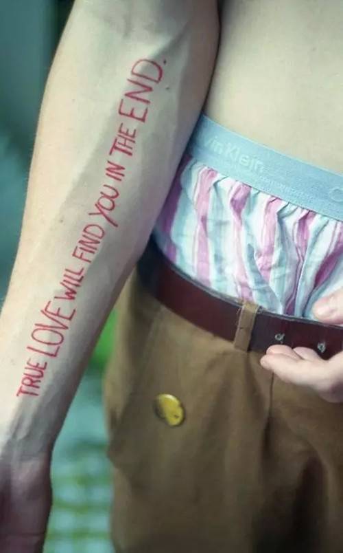 女生英文个性手臂刺青纹身图片