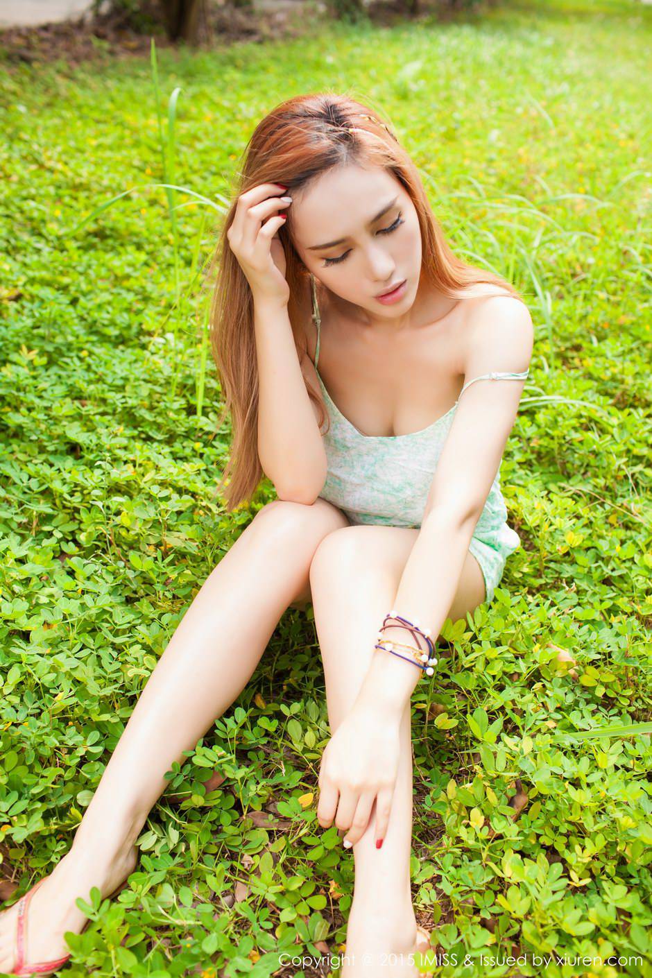 爱蜜社金发女孩Michi_Ho可爱又不失性感户外写真