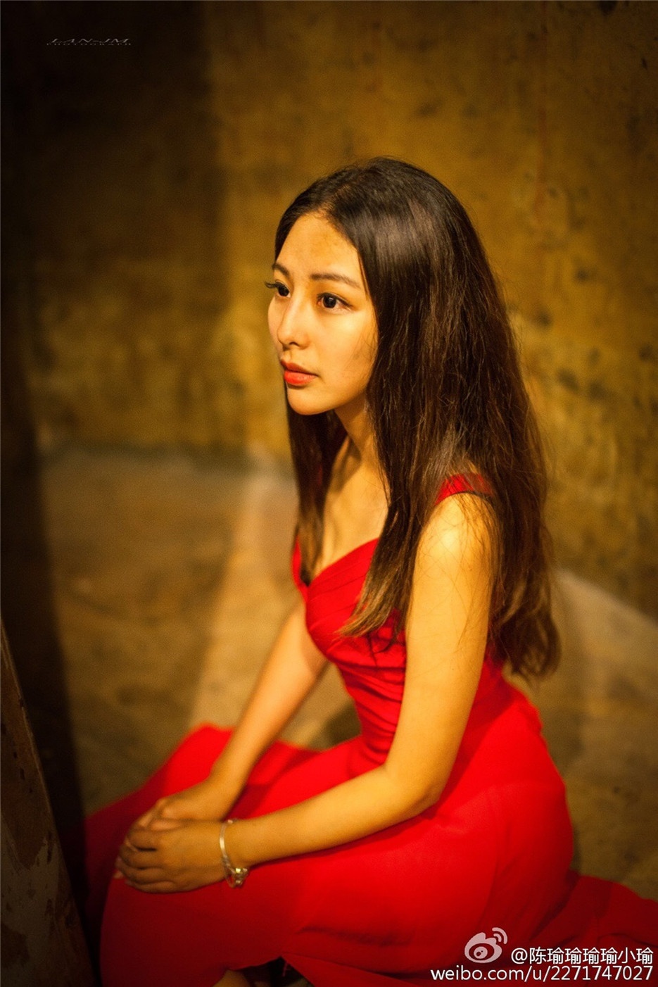 90后气质美少女唯美清凉街头写真