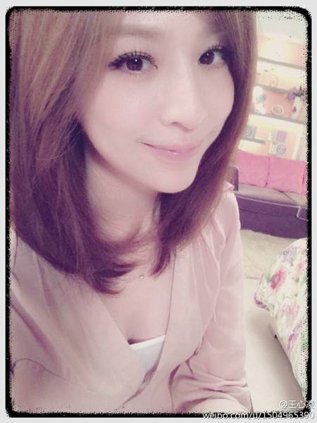 爱笑台湾女星王心凌自拍照
