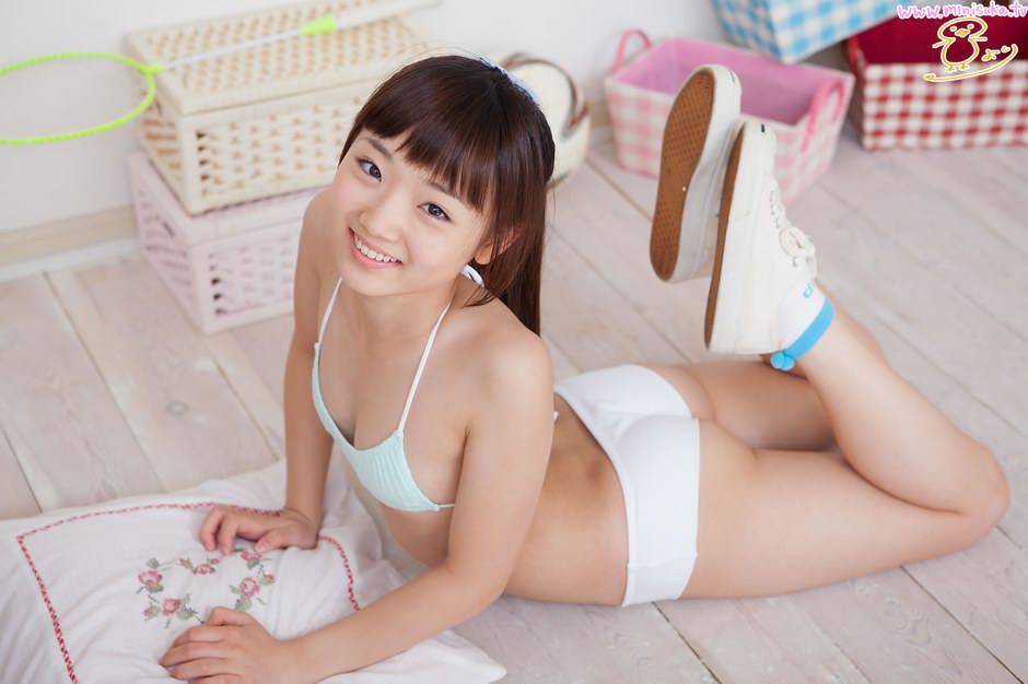 日本萝莉乳房艺术照 让人过目不忘