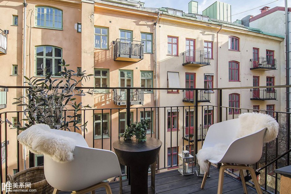 温馨透明隔断单身公寓装饰设计图