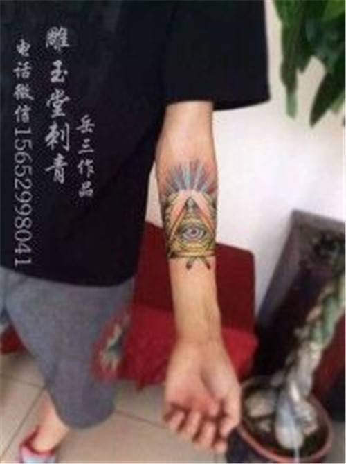 男生个性纹身秀 小臂火麒麟纹身图片