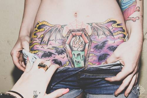 女生腰部纹身图案气质柔美