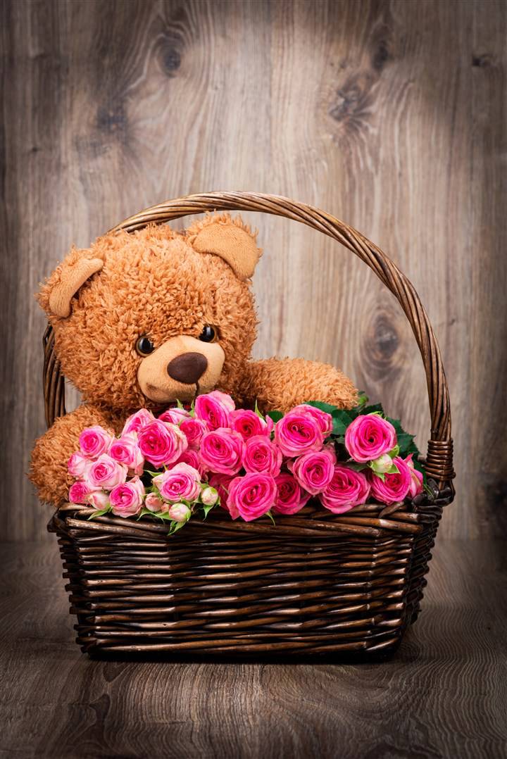 大花篮里的泰迪熊公仔和玫瑰花图片