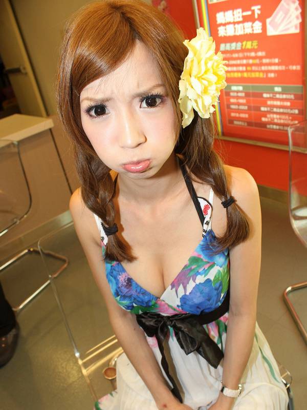 中印混血美女芳小如气质迷人