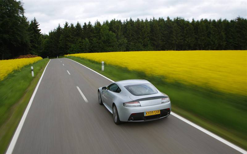 阿斯顿·马丁超炫酷汽车壁纸赏析