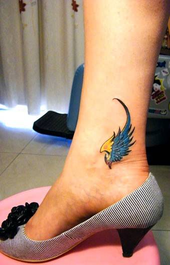 翅膀纹身展现脚部的另类美感