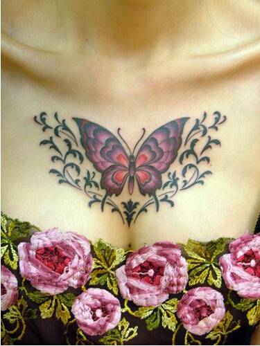 效果逼真的女性胸部蝴蝶纹身图案