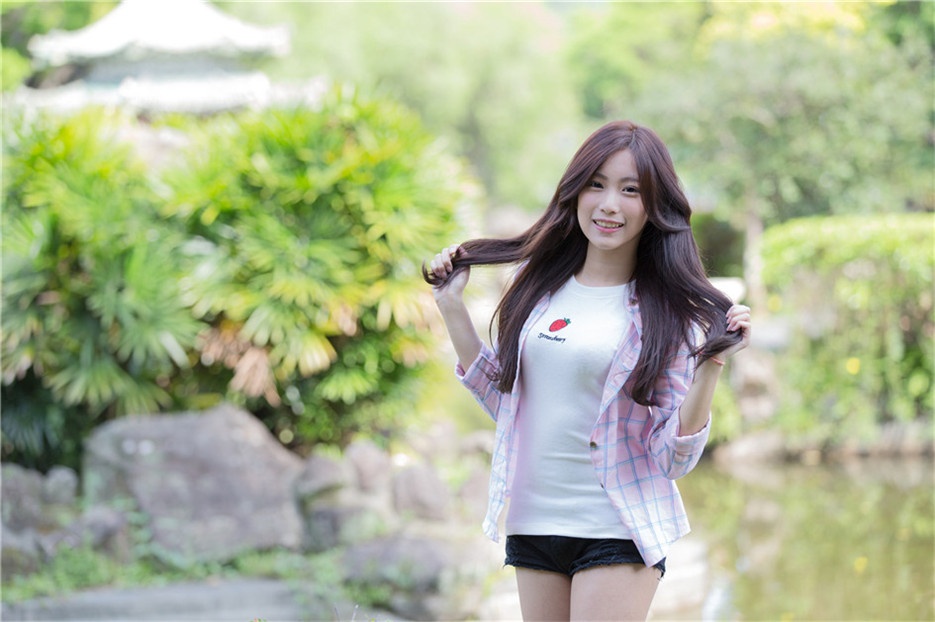 90后气质校花夏季户外甜美写真图片