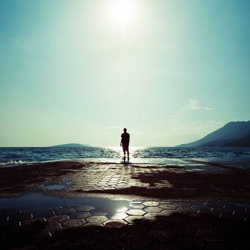 空间帅气男生侧颜背景大图