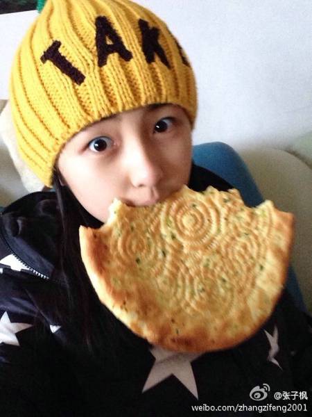 清纯小萝莉张子枫可爱搞怪生活照