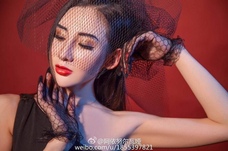 高挑性感模特阿依努尔瓦娅写真图片