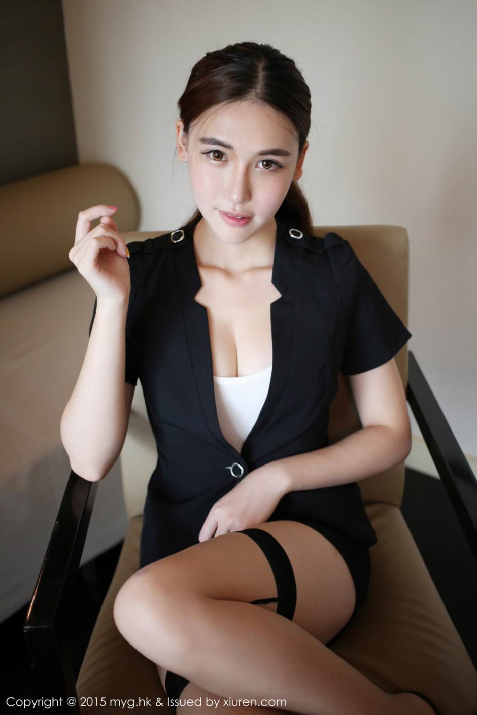 美媛馆熊吖BOBO丝袜制服化身美女秘书