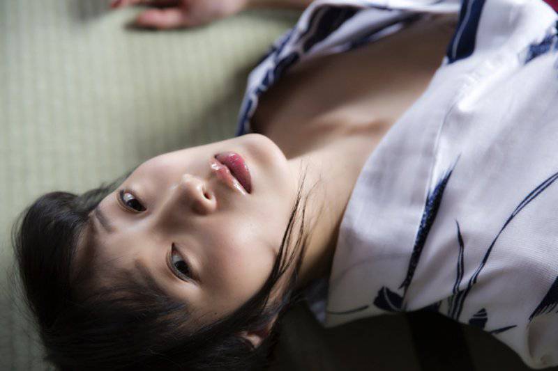 日本气质美女模特诱人写真照