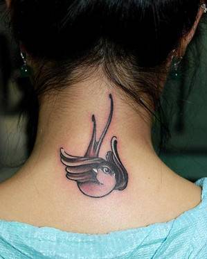 颈部可爱的小鸟纹身图片