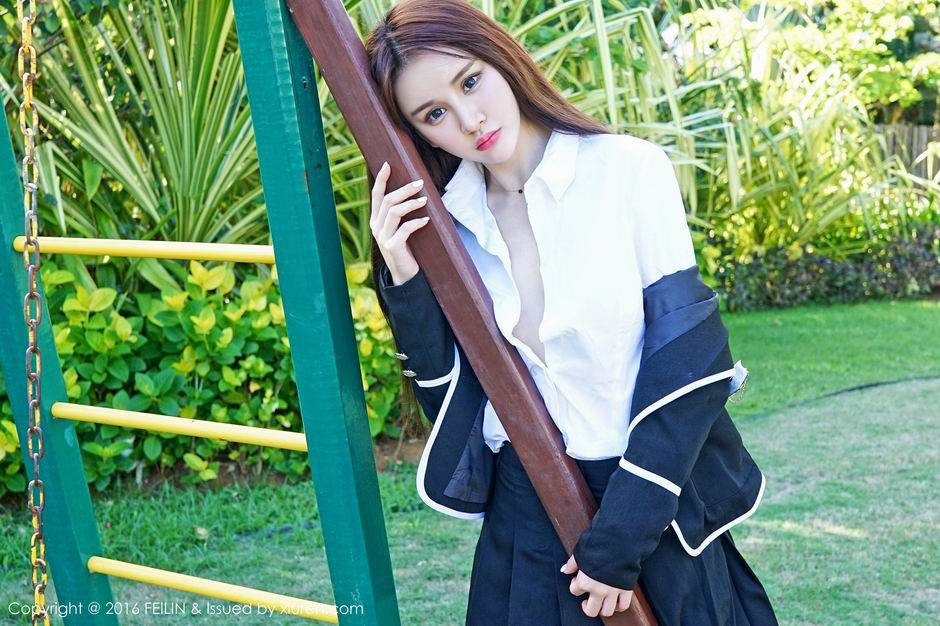 中分长发女神Cheryl青树初春户外写真