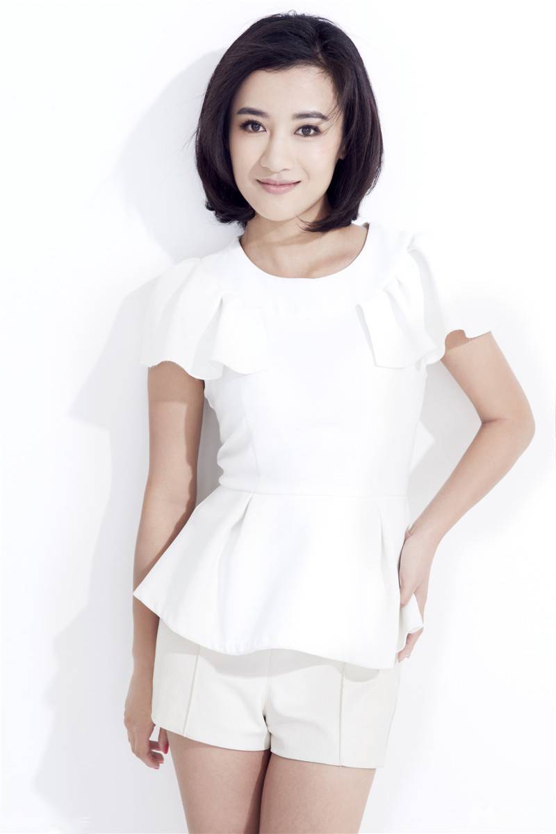 中国知性女演员曾培白色主题写真