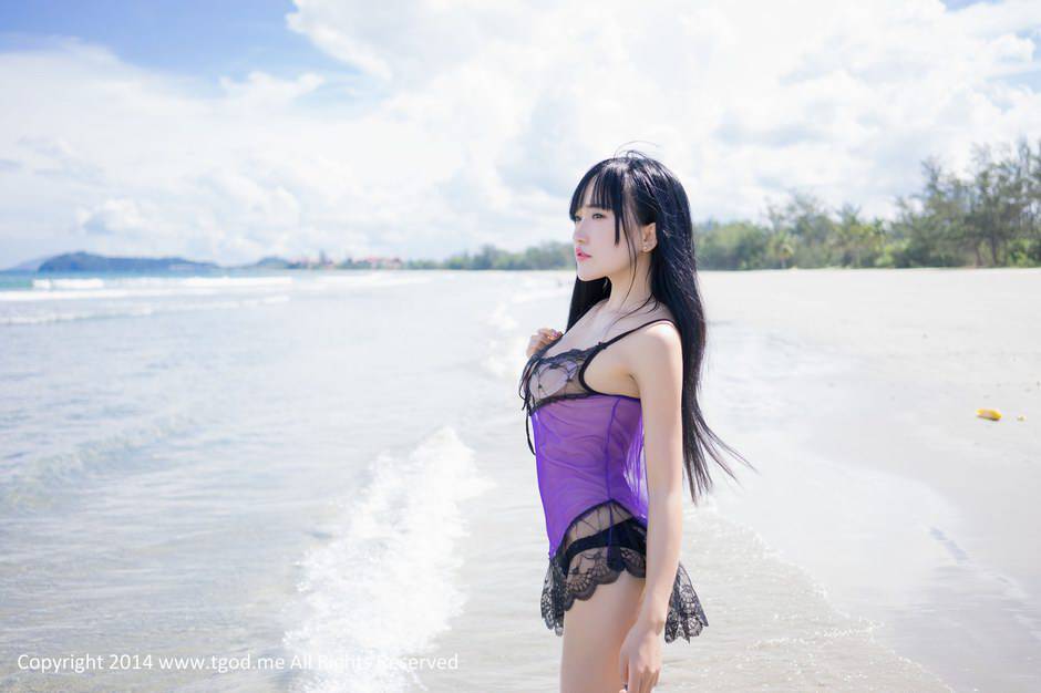 性感美女杨上萱夏日海边旅拍照