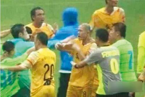 香港明星足球队踢友谊赛 与对手起冲突互殴(6)