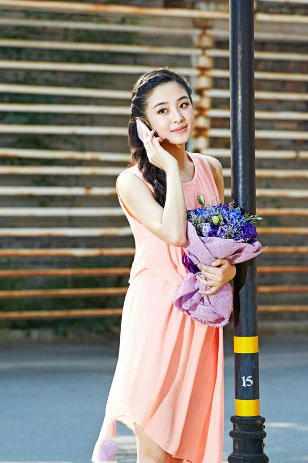张含韵宛若优雅公主唯美户外写真