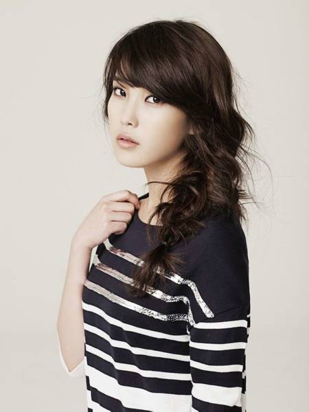 韩国女星李智恩演绎成熟小女人