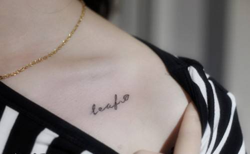 性感女生锁骨纹身英文字母图片